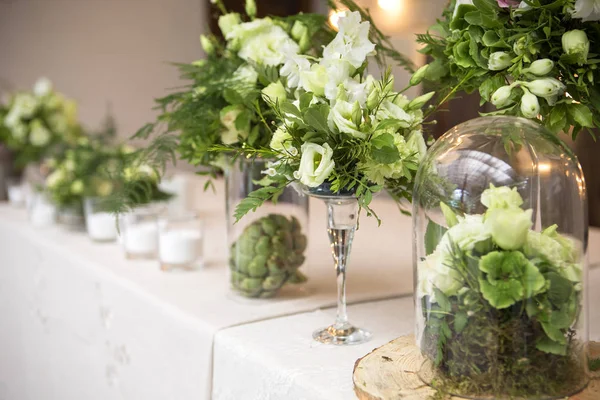 Composizione di mazzo di rose di eustoma fresco su un tavolo in un va di vetro — Foto Stock