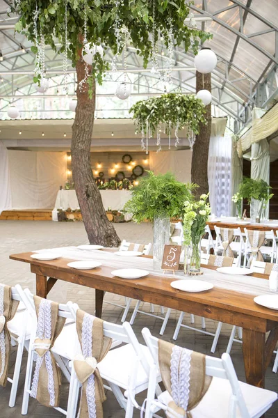 Taze eustoma gül buket kompozisyon kadeh tabloda va