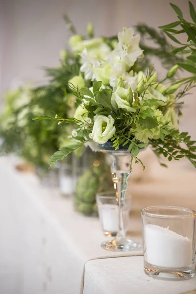 Färsk Eustomor rosor bukett sammansättning på ett bord i ett glas va — Stockfoto