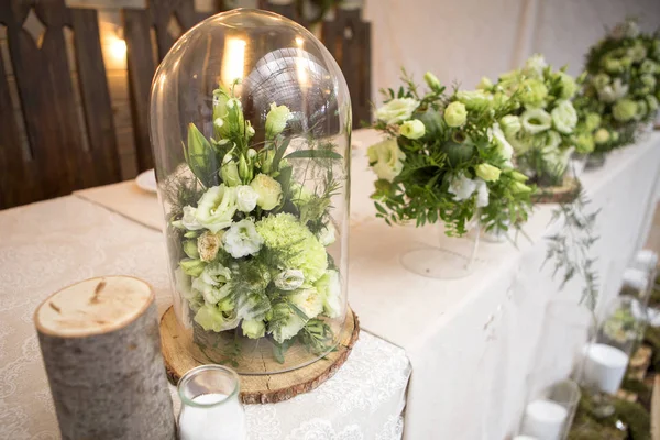 Eustoma fresco rosa composição de buquê em uma mesa em uma va de vidro — Fotografia de Stock