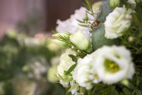 Friss eustoma Rózsa csokor összetétele egy asztal, egy pohár va — Stock Fotó