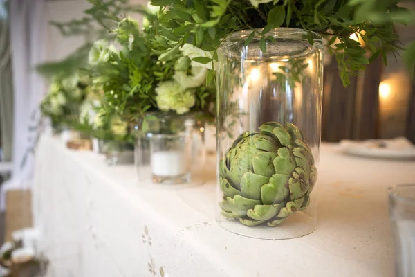 Bouquet de roses eustomes fraîches sur une table en verre va — Photo