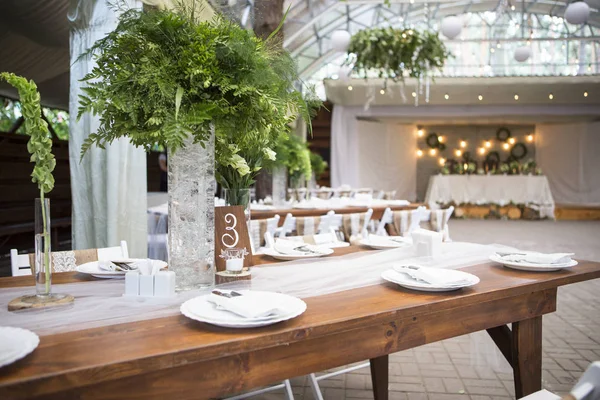 Taze eustoma gül buket kompozisyon kadeh tabloda va