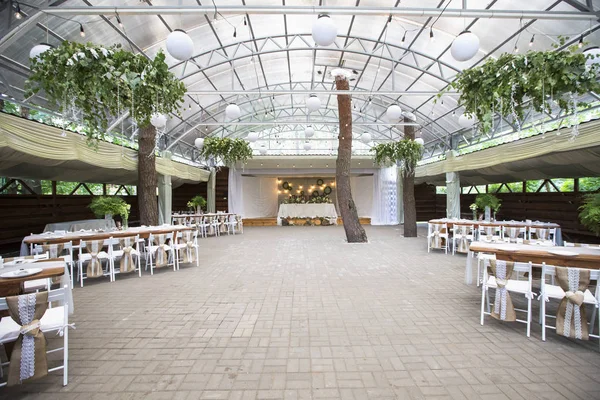 Taze eustoma gül buket kompozisyon kadeh tabloda va