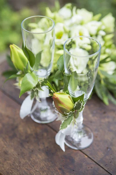 Eustoma güller ve çiçekler ile dekore edilmiş olan glassess oluşan yatıyordu