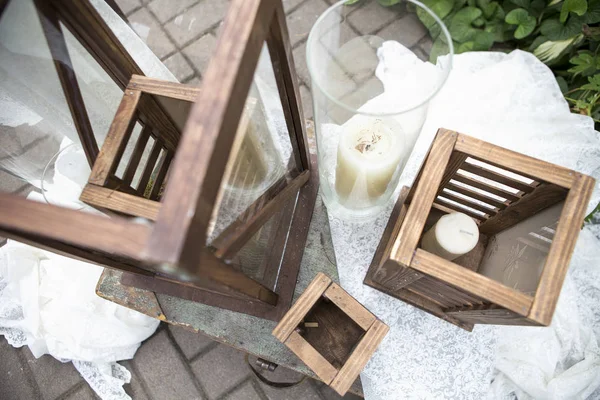 Vases en bois décorés avec des bougies et du tissu dans le jardin, sur un w — Photo