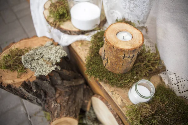 Stumps decorated with moss and candles in garden, on a wedding c — Stock Photo, Image