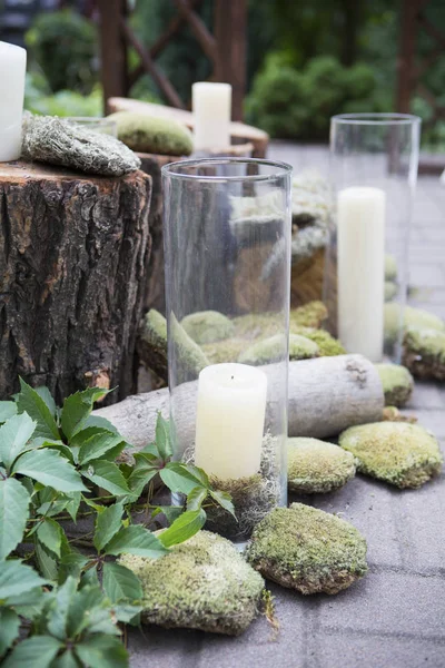 Stronken versierd met mos en kaarsen in de tuin, op een bruiloft c — Stockfoto