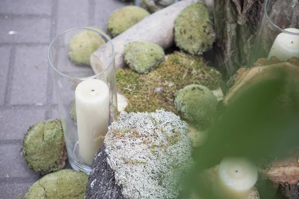 Cotos decorados com musgo e velas no jardim, em um casamento c — Fotografia de Stock