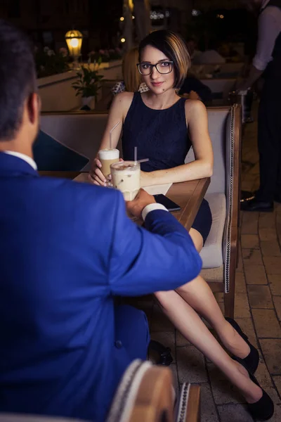 Hermosa mujer morena en vestido clásico con estilo, gafas y un — Foto de Stock