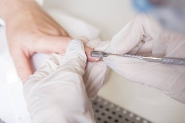 Lastik eldiven yapmak ana tırnak manikür (bakım kütikül) bir kadın el parmak tırnak üzerinde. Sağlık Güzellik kozmetik spa yordamı bir salonda