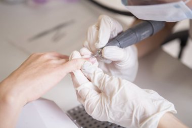 Lastik eldiven yöneticisinde tırnak manikür makine manikür kullanarak yapın