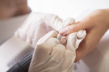 Lastik eldiven yöneticisinde tırnak manikür makine manikür kullanarak yapın
