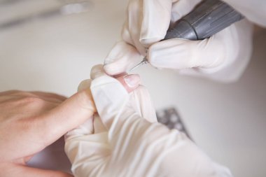 Lastik eldiven yöneticisinde tırnak manikür makine manikür kullanarak yapın