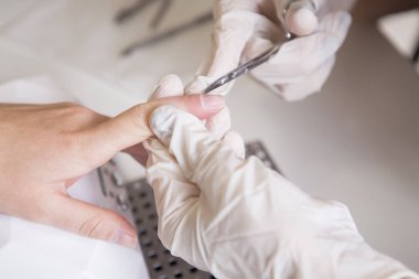 Lastik eldiven yapmak ana tırnak manikür (bakım kütikül) bir w üzerinde