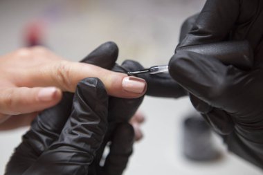 Lastik eldiven yöneticisinde çivi uygulamak jel Lehçe gomalak bir kadını