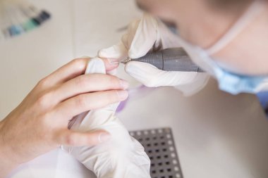 Lastik eldiven yöneticisinde tırnak manikür makine manikür kullanarak yapın