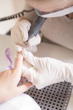 Lastik eldiven yöneticisinde tırnak manikür makine manikür kullanarak yapın