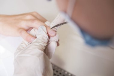 Lastik eldiven yapmak ana tırnak manikür (bakım kütikül) bir w üzerinde