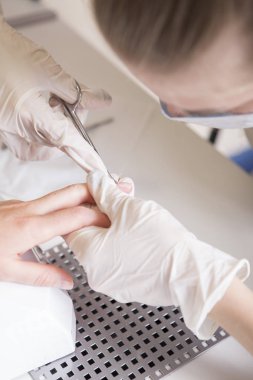 Lastik eldiven yapmak ana tırnak manikür (bakım kütikül) bir w üzerinde