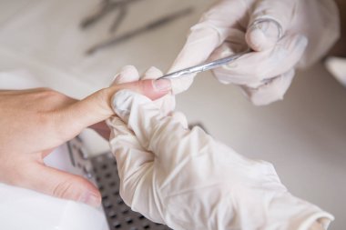 Lastik eldiven yapmak ana tırnak manikür (bakım kütikül) bir w üzerinde