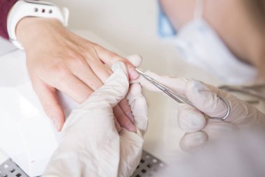 Lastik eldiven yapmak ana tırnak manikür (bakım kütikül) bir w üzerinde