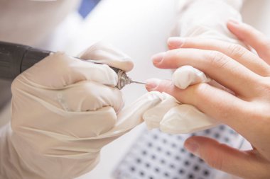 Lastik eldiven yöneticisinde tırnak manikür makine manikür kullanarak yapın