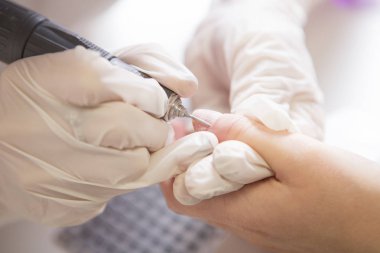 Lastik eldiven yöneticisinde tırnak manikür makine manikür kullanarak yapın