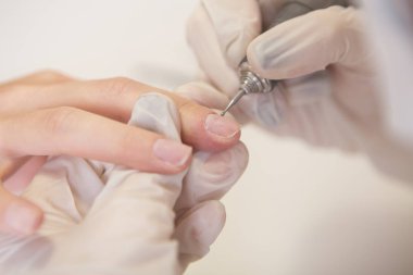 Lastik eldiven yöneticisinde tırnak manikür makine manikür kullanarak yapın
