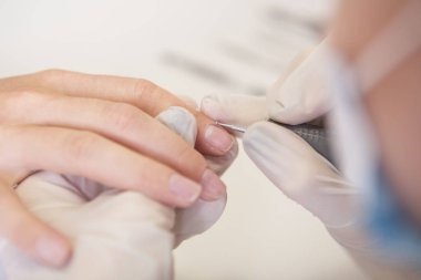 Lastik eldiven yöneticisinde tırnak manikür makine manikür kullanarak yapın