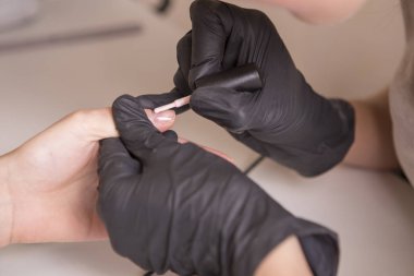 Lastik eldiven yöneticisinde çivi uygulamak jel Lehçe gomalak bir kadını