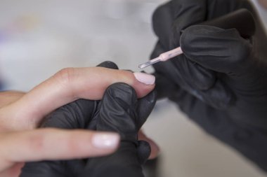 Lastik eldiven yöneticisinde çivi uygulamak jel Lehçe gomalak bir kadını