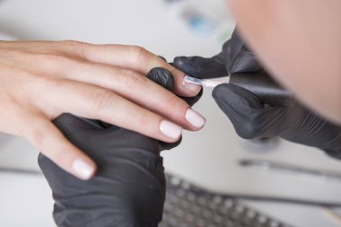 Lastik eldiven yöneticisinde çivi uygulamak jel Lehçe gomalak bir kadını