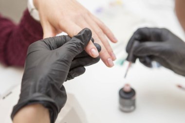Lastik eldiven yöneticisinde çivi uygulamak jel Lehçe gomalak bir kadını