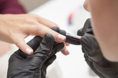 Lastik eldiven yöneticisinde çivi uygulamak jel Lehçe gomalak bir kadını