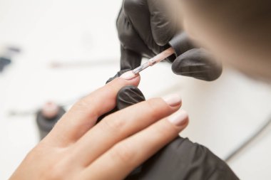 Lastik eldiven yöneticisinde çivi uygulamak jel Lehçe gomalak bir kadını