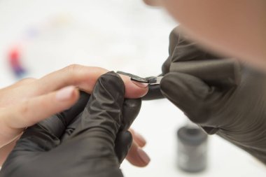 Lastik eldiven yöneticisinde çivi uygulamak jel Lehçe gomalak bir kadını