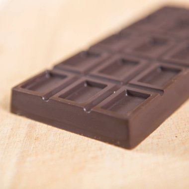 Ev yapımı Hayır şeker doğru beslenme üzerinde ahşap bir bac çikolata bar