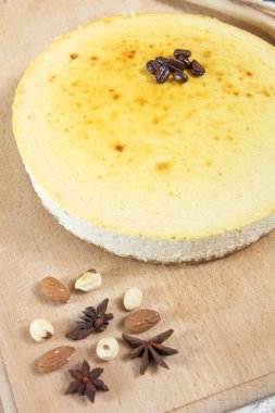 Ahşap zemin üzerine şeker cheesecake tatlı yok. Sağlıklı homema