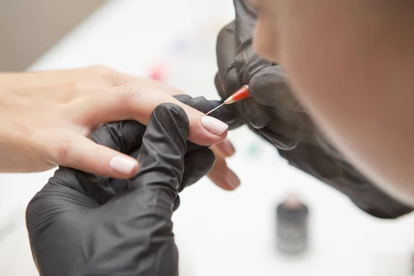 Maestro de uñas en guantes de goma aplicar gel laca laca en una mujer —  Fotos de Stock