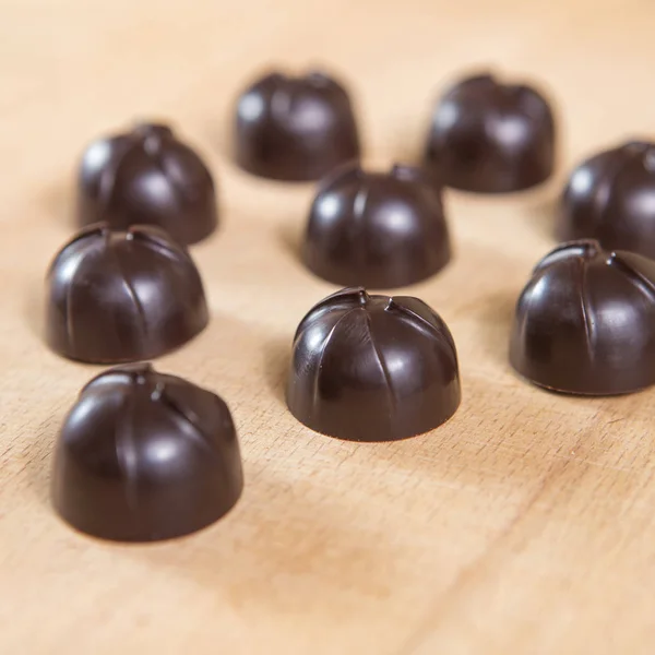 Hausgemachte ohne Zucker richtige Ernährung Schokoladenbonbons auf einem hölzernen — Stockfoto