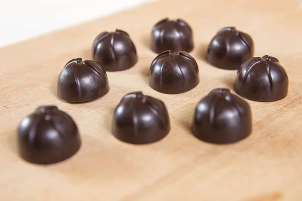 Hausgemachte ohne Zucker richtige Ernährung Schokoladenbonbons auf einem hölzernen — Stockfoto