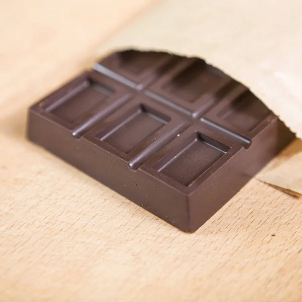 Домашний без сахара надлежащего питания шоколадная плитка на деревянном пакете — стоковое фото
