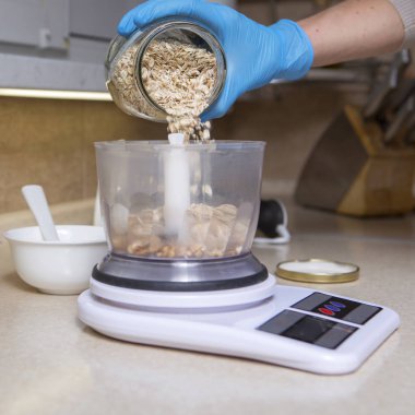 Kadın onun mutfak Cheesecake tatlı yapma. Şekersiz, sağlık