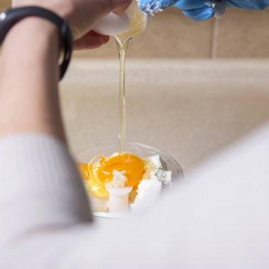 Kadın onun mutfak Cheesecake tatlı yapma. Şekersiz, sağlık