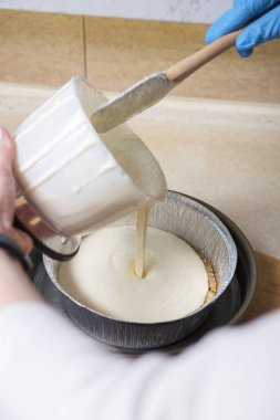 Kadın onun mutfak Cheesecake tatlı yapma. Şekersiz, sağlık