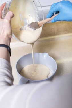 Kadın onun mutfak Cheesecake tatlı yapma. Şekersiz, sağlık