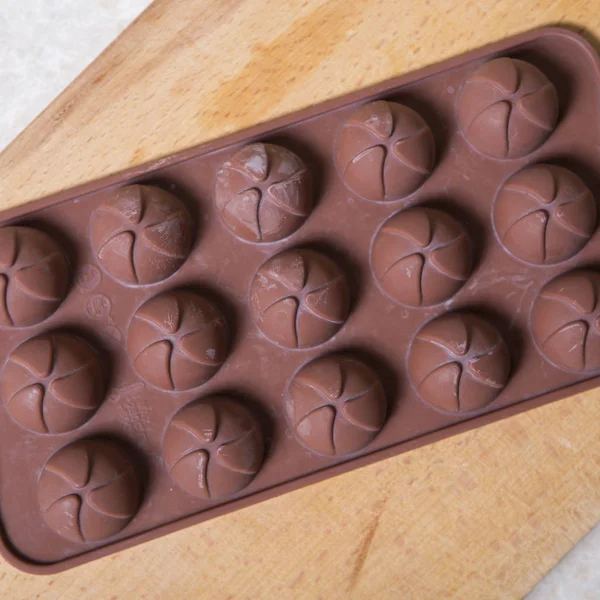 Packung Schokoladenformen für hausgemachte Bonbons auf einem neutralen Backgr — Stockfoto