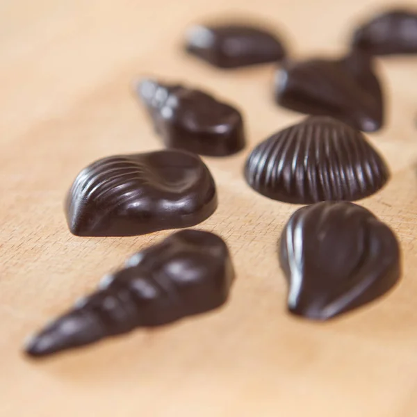 Hausgemachte ohne Zucker richtige Ernährung Schokoladenbonbons auf einem hölzernen — Stockfoto