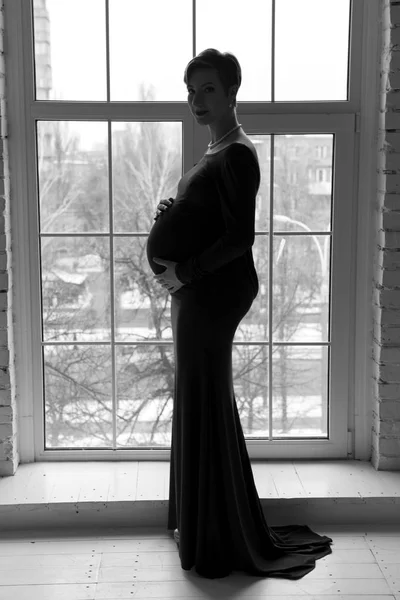 Bela mulher branca grávida morena com corte de cabelo curto i — Fotografia de Stock